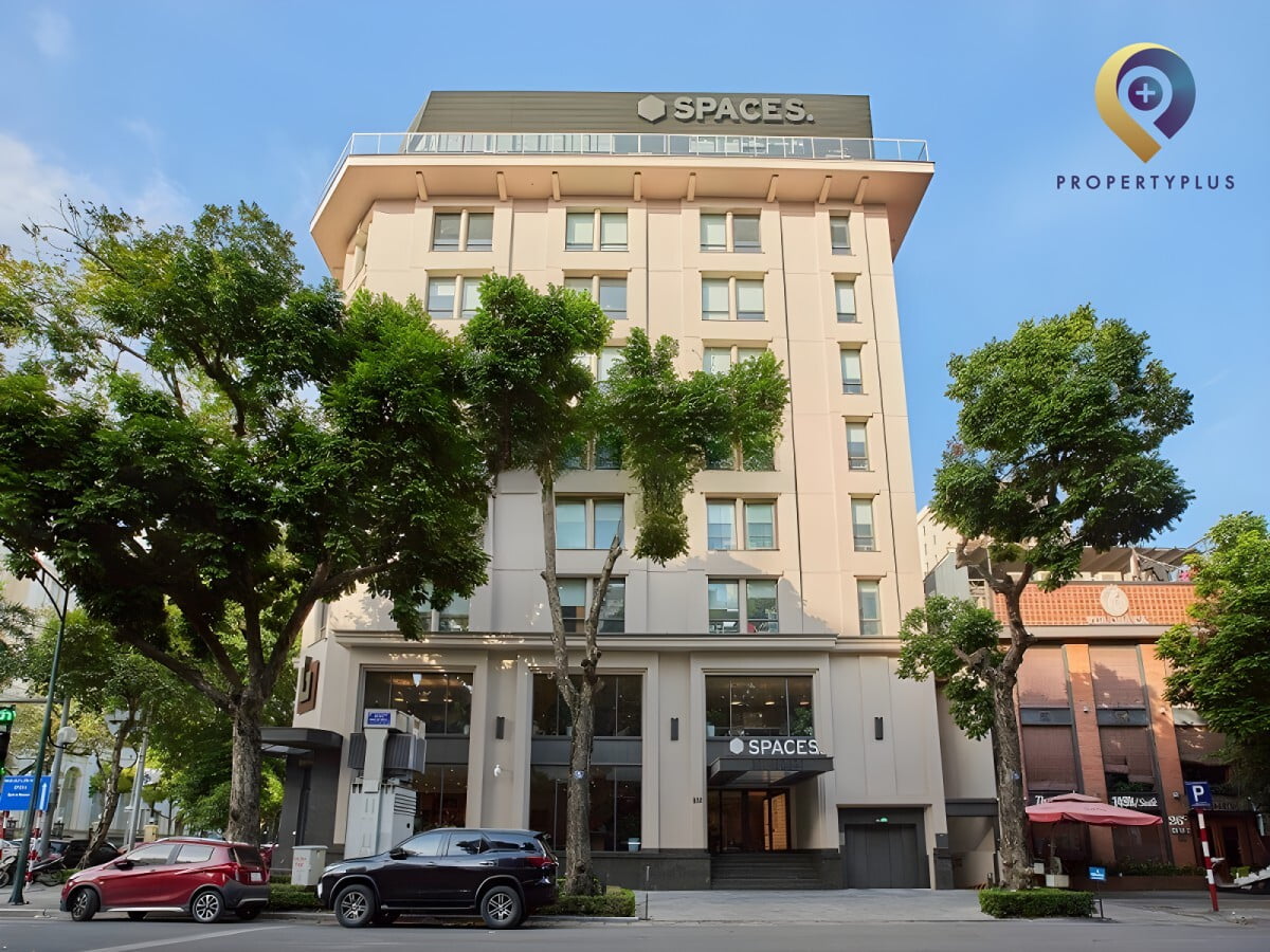 Mặt tiền tòa nhà Belvedere Building với lối vào chính và cây xanh xung quanh